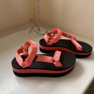 Reba Flatform Universal Sandals, Coral, Sz 9